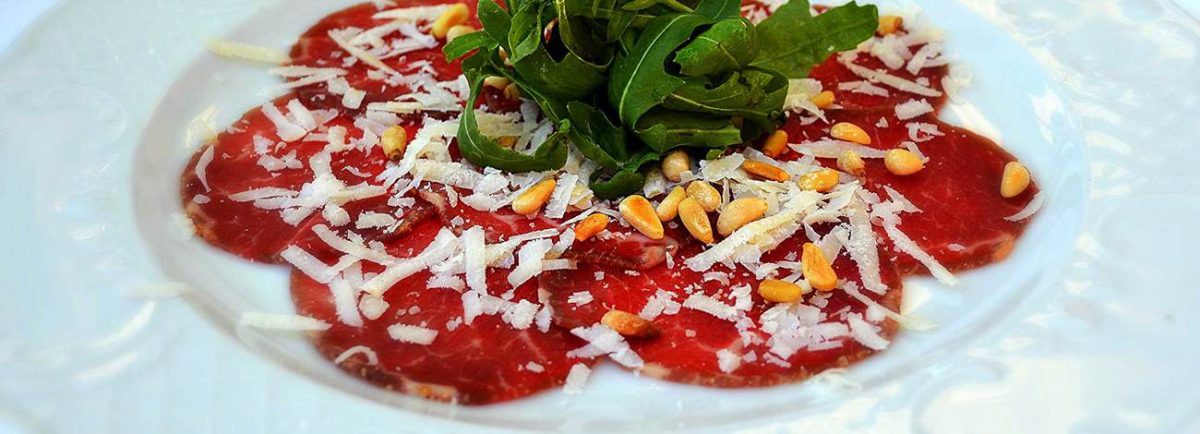 ROLLO DE CARPACCIO CON MARIDAJE DE TOMATE Y ALBAHACA