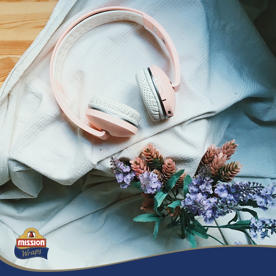 6 listas de spotify que no te puedes perder música con cascos rosas