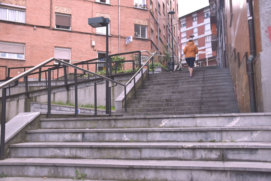 mujer subiendo escaleras