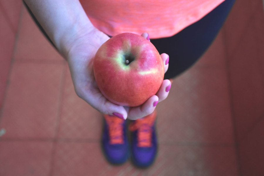 pieza de fruta fresca después de hacer ejercicio