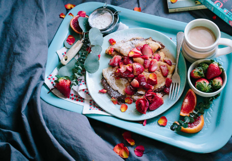rosas flores comestibles desayuno fresas y pétalos