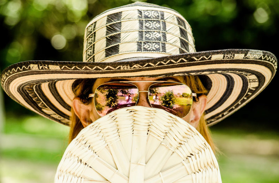 sombrero y pai pai o abanico contra el calor