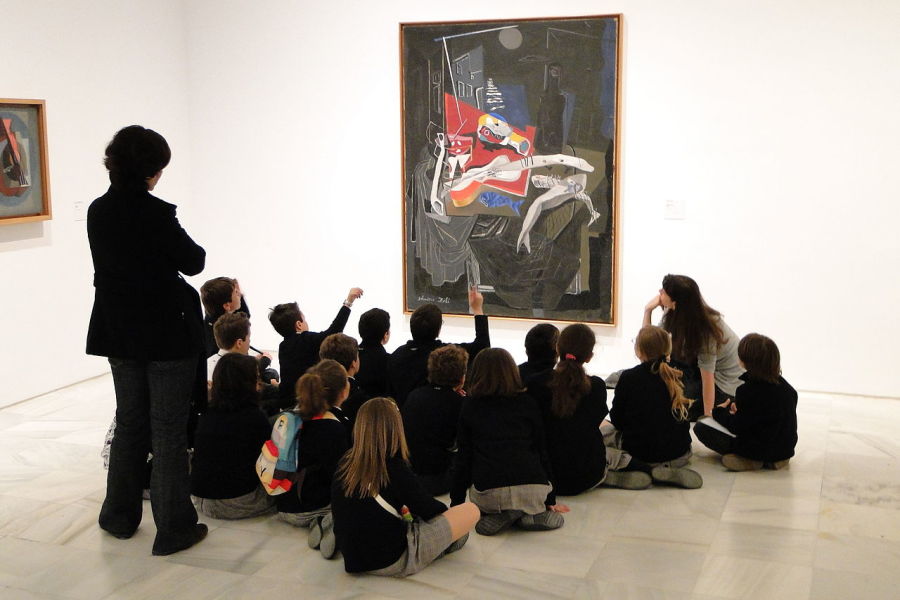 profesor explica a niños Museo Reina Sofía